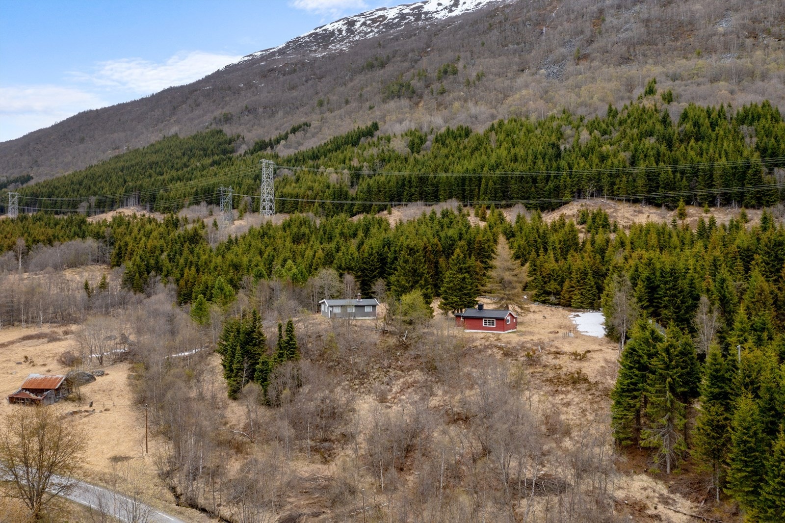 Det er gangsti fra hovedveg til hytta. Galleribilde