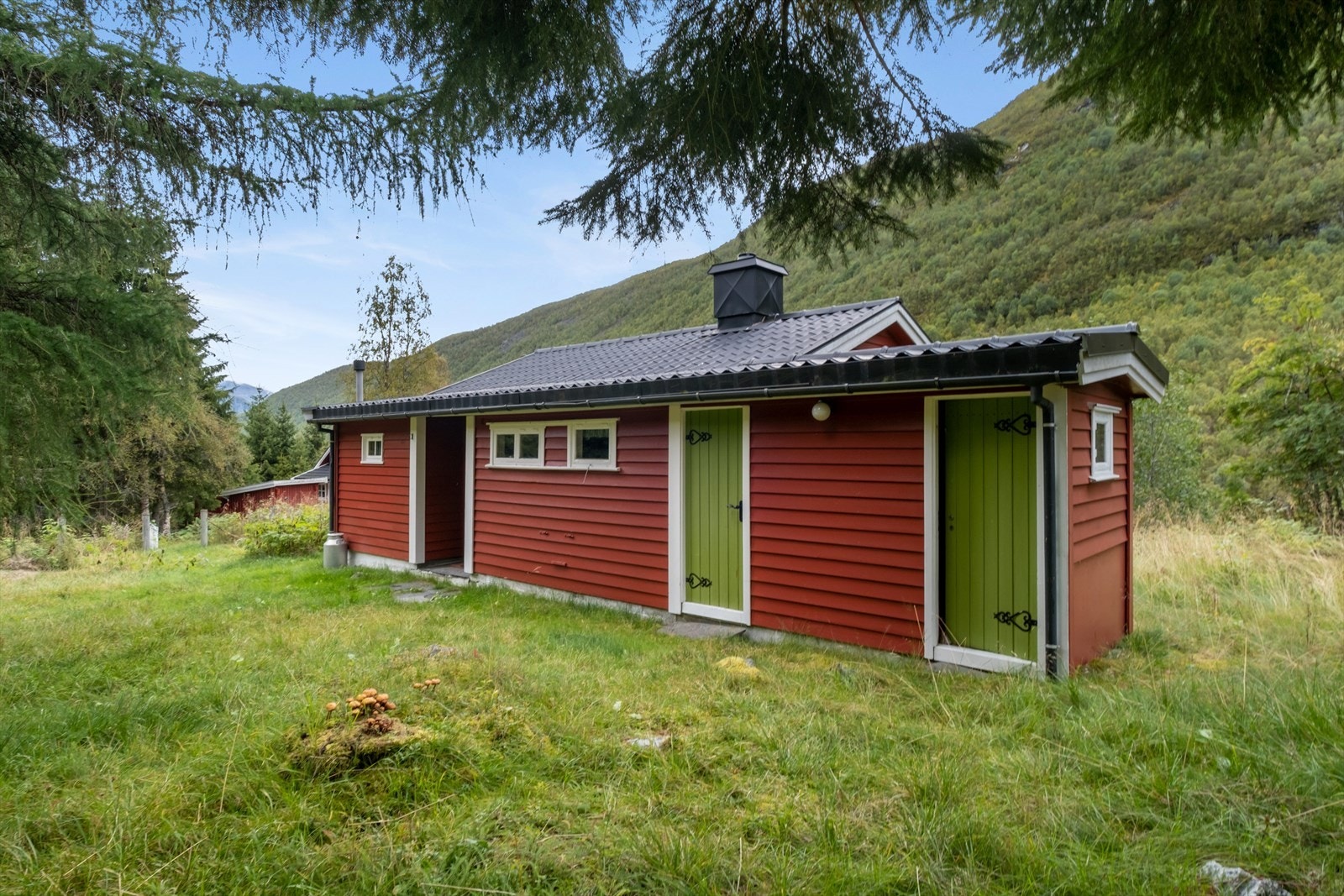 Hytta har uteboder med god oppbevaringsplass Galleribilde