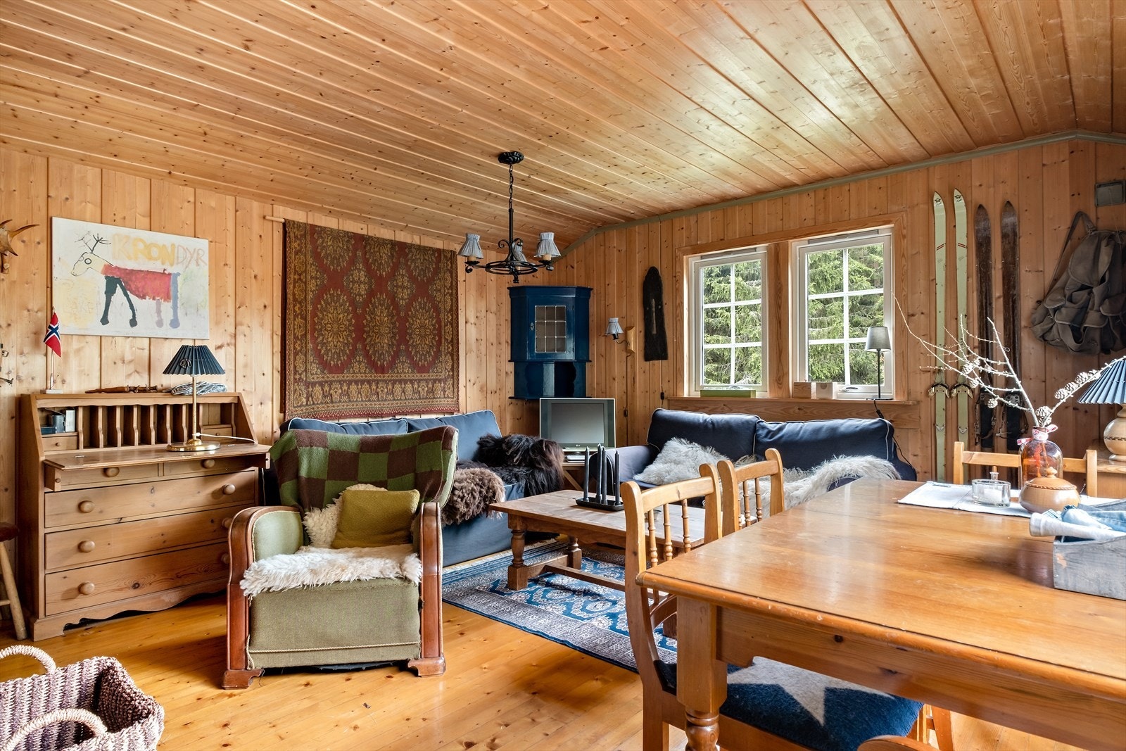 Stove med plass til sofagruppe og spisebord Galleribilde