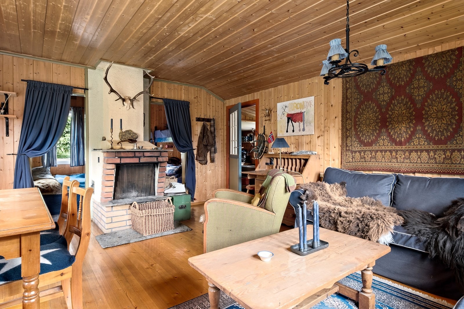 Stove med vedovn. Galleribilde