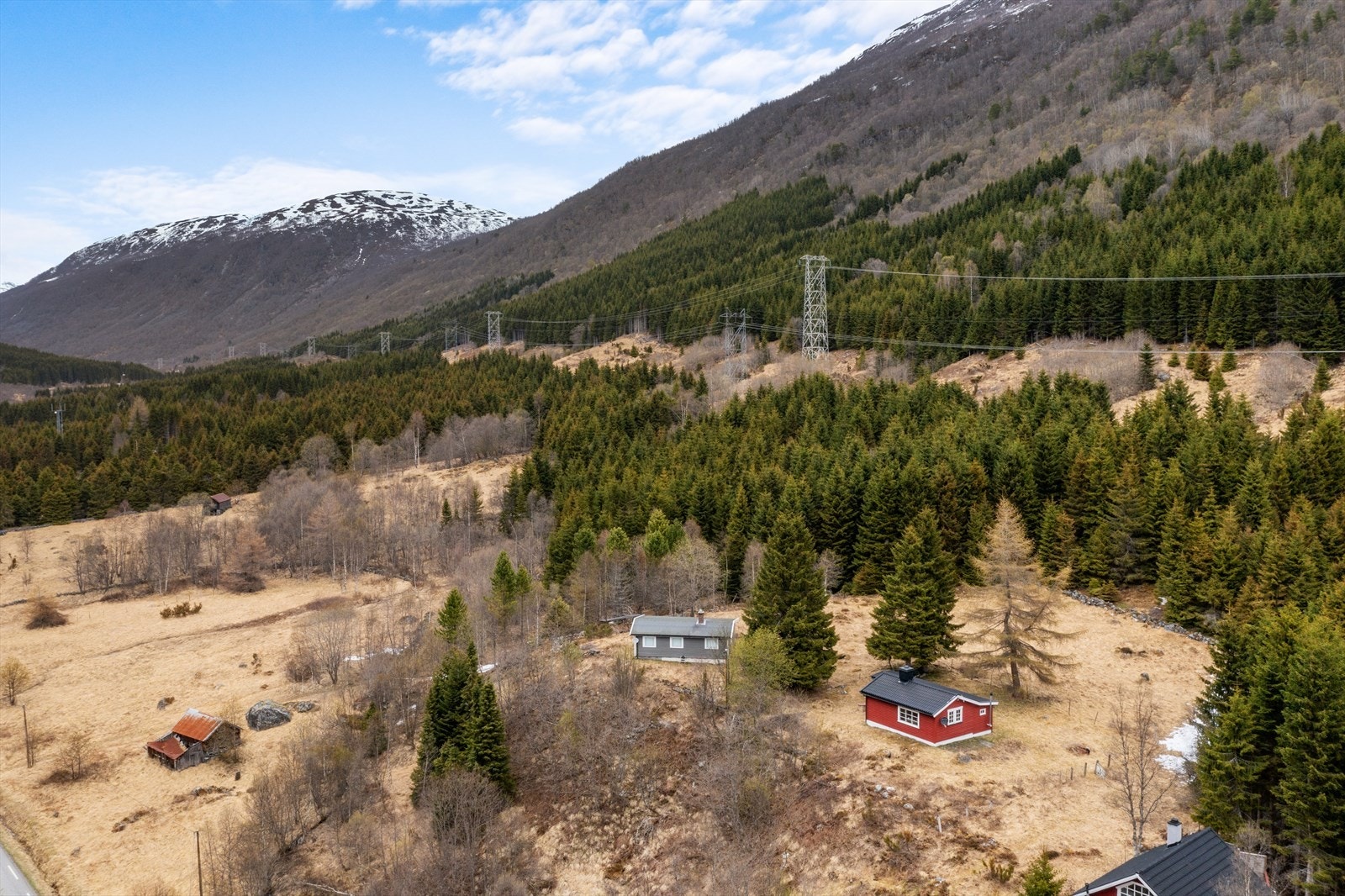 Hytta har fin plassering med enkel tilkomst Galleribilde