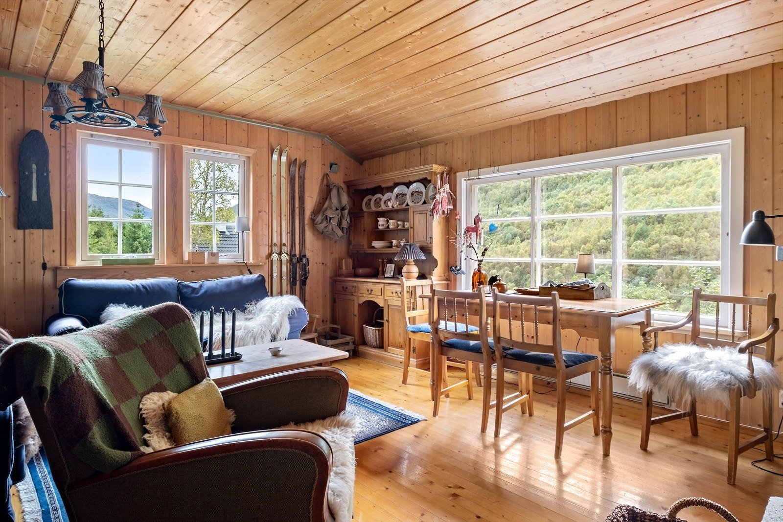 Koselig stove med vindauge som slepp inn rikelig med naturlig lys. Ingen innsyn. Galleribilde