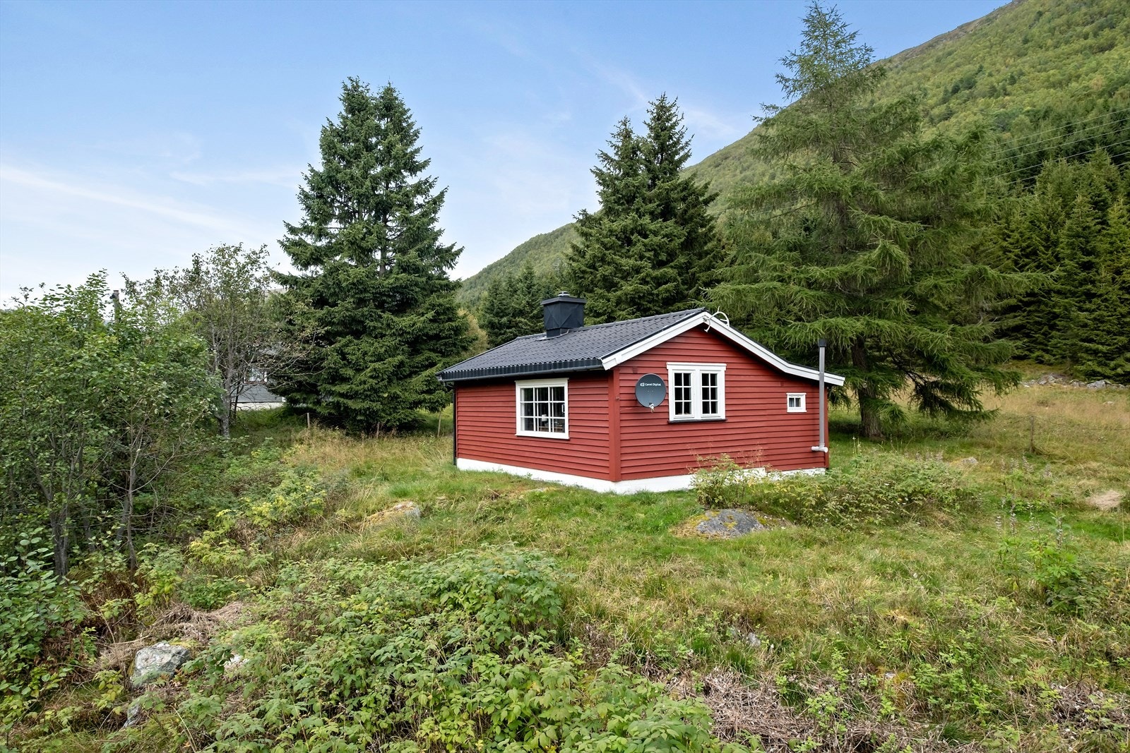 Koselig hytte ved inngangsporten til Tindevegen og Hurrungane. Galleribilde