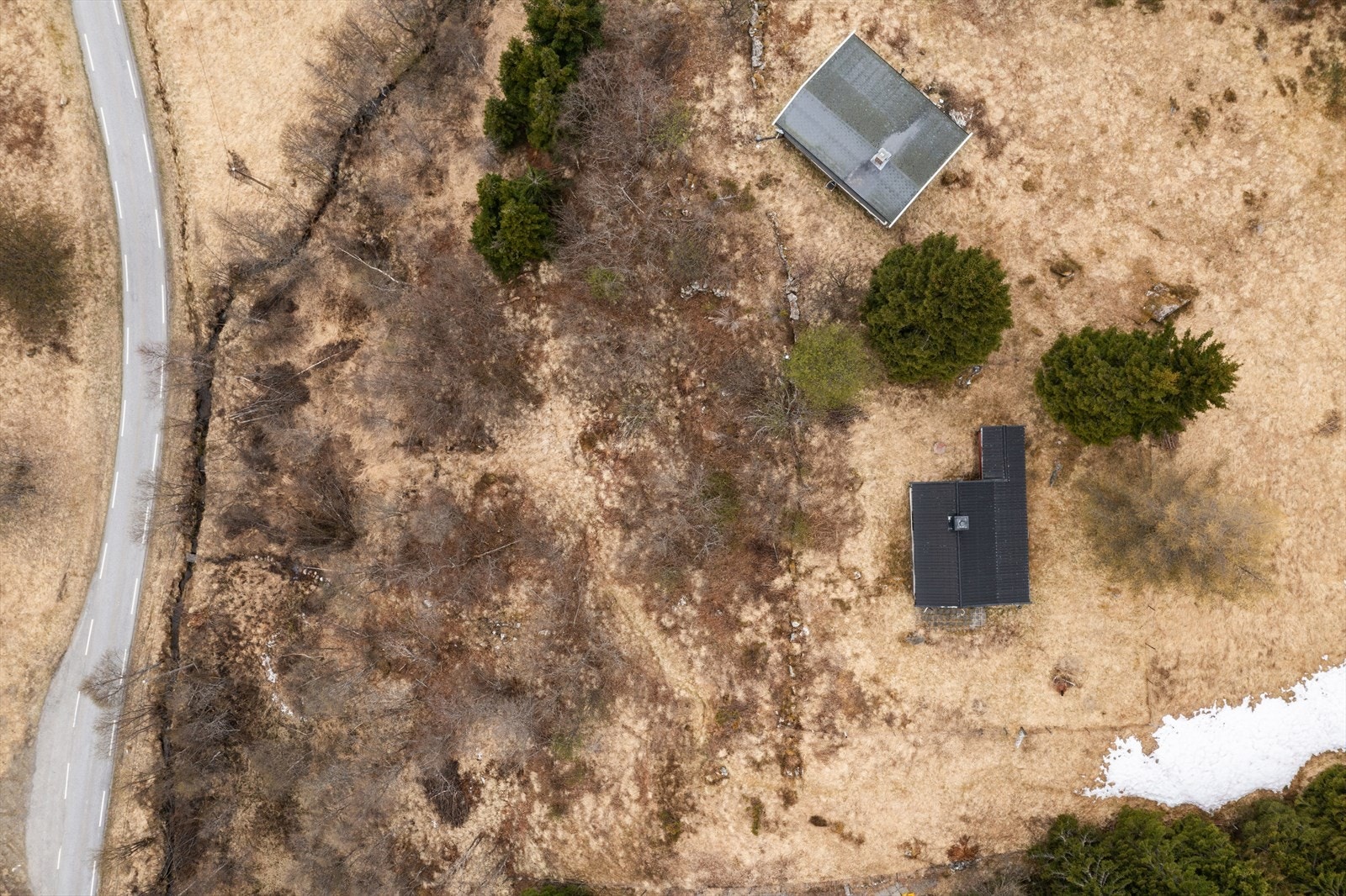 Hytta ligg like ved vegen Galleribilde