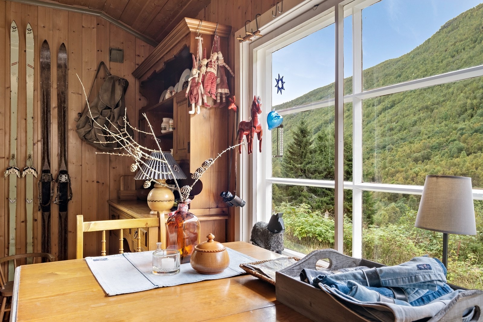 Hytta har fin og usjenert beliggenheit. Hytta ligg ikkje langt fra hovedveg. Galleribilde