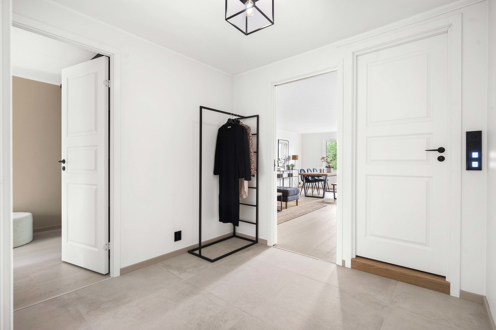 Her bor du fint til i gårdens 2.etasje, med enkel adkomst kun en trapp opp. Entréen er flislagt med varmekabler i gulv og plass til oppbevaringsmøblement som skap eller kommode Galleribilde