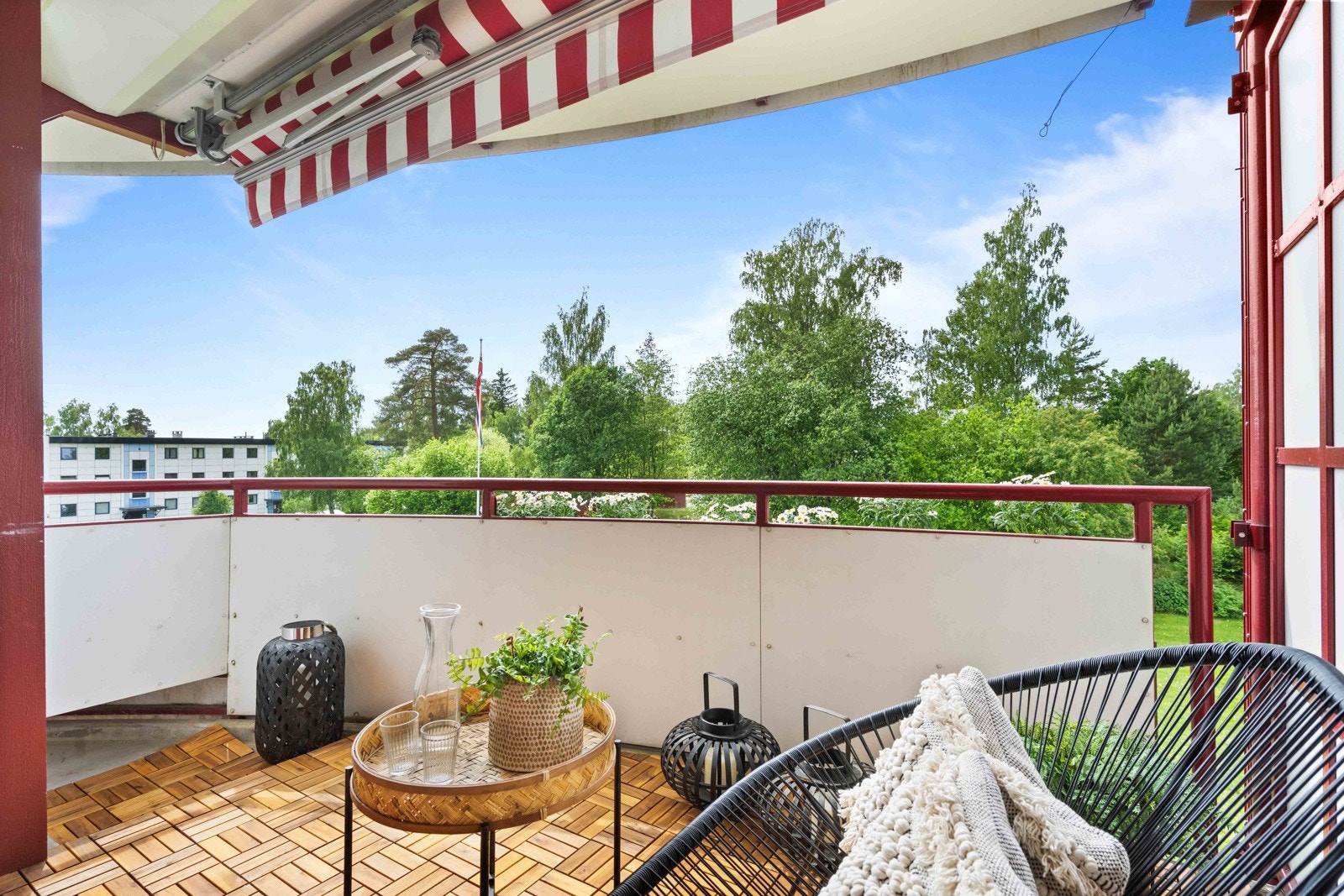 Balkongen har plass til utemøblement og grill. Her er det også utebelysning, utvendig stikkontakt og markise som kan skygge for solen på de varmeste sommerdagene Galleribilde
