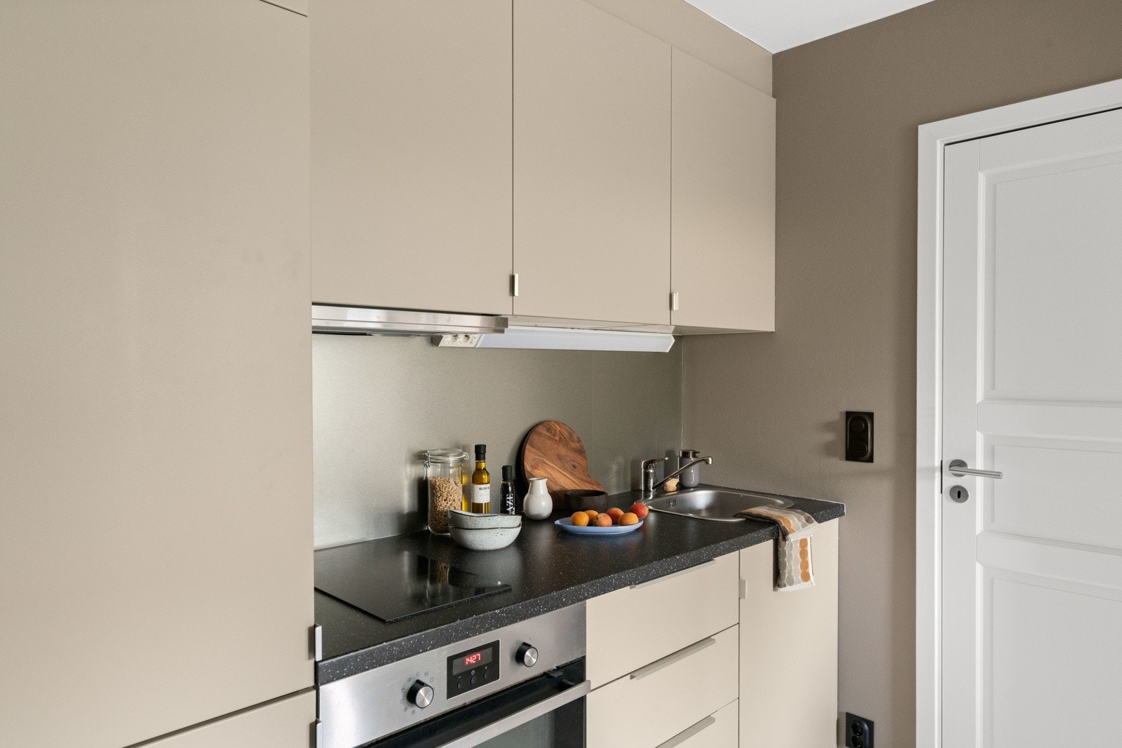 Lekker laminert benkeplate med plass til matlaging. Galleribilde