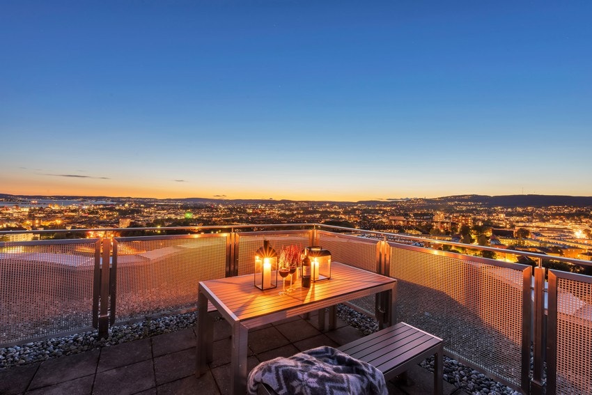 Det er en flott felles takterrasse med nydelig utsikt mot Oslo. Galleribilde