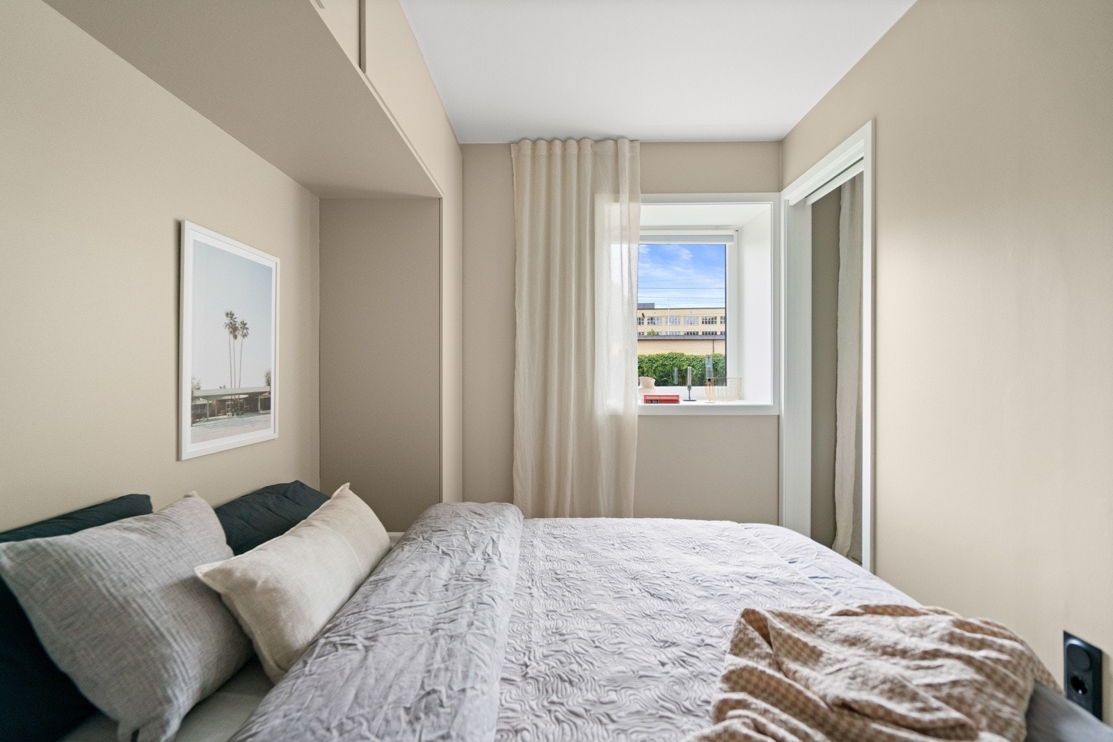 På soverommet er det montert innebygget klesskap for oppbevaring av klær og sko. Galleribilde