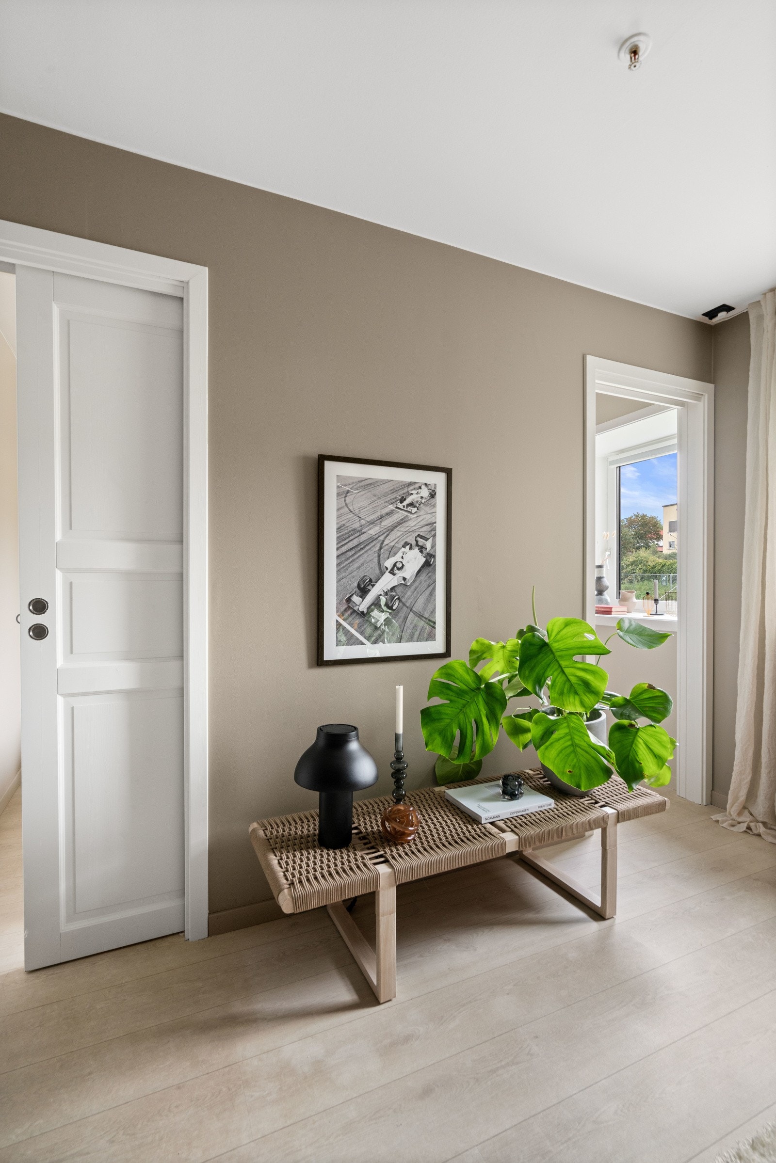 Boligen har parkett, nymalte flater og himling. Galleribilde