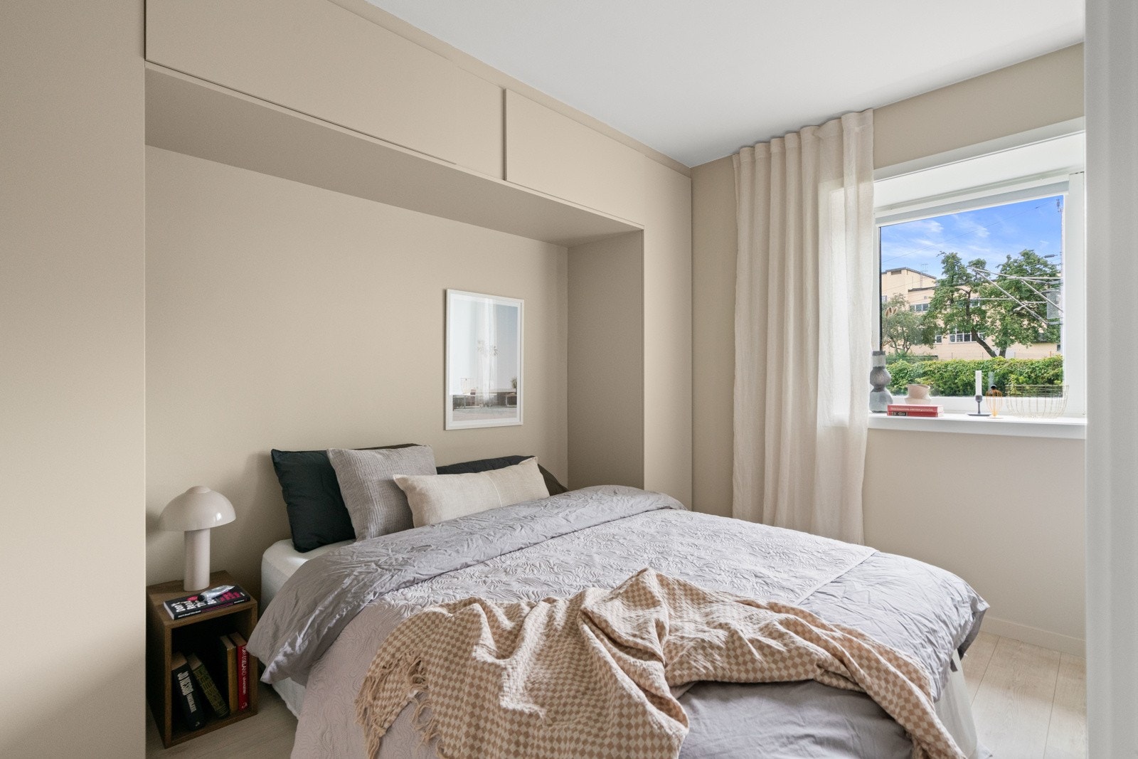 Soverommet har gode lysforhold. Det er mulighet å innrede med en dobbeltseng med tilhørende nattbord. Galleribilde