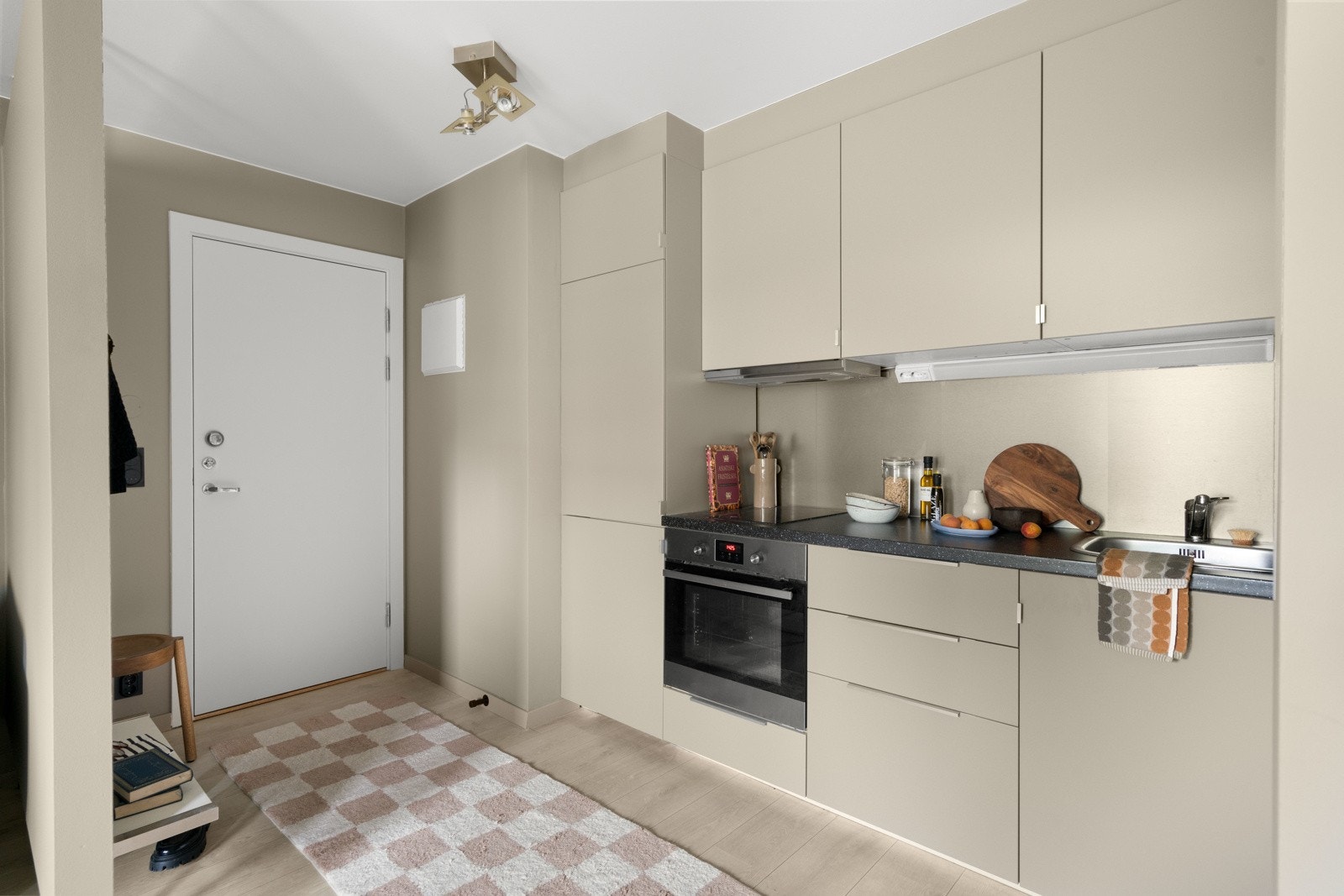 Det er montert lyslist under overskap, og det er et gunstig kjøleskap med frys Galleribilde