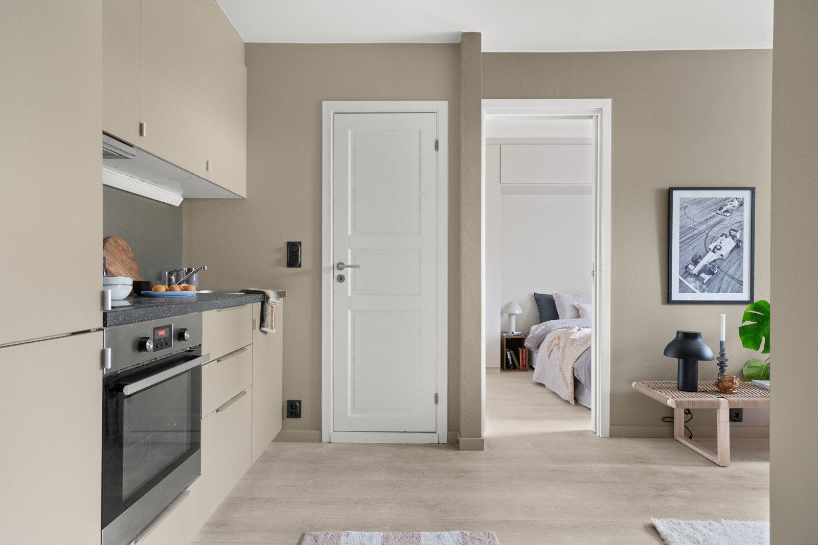 Fra den åpne stue - og kjøkken løsningen er det adkomst til boligens soverom og bad. Galleribilde