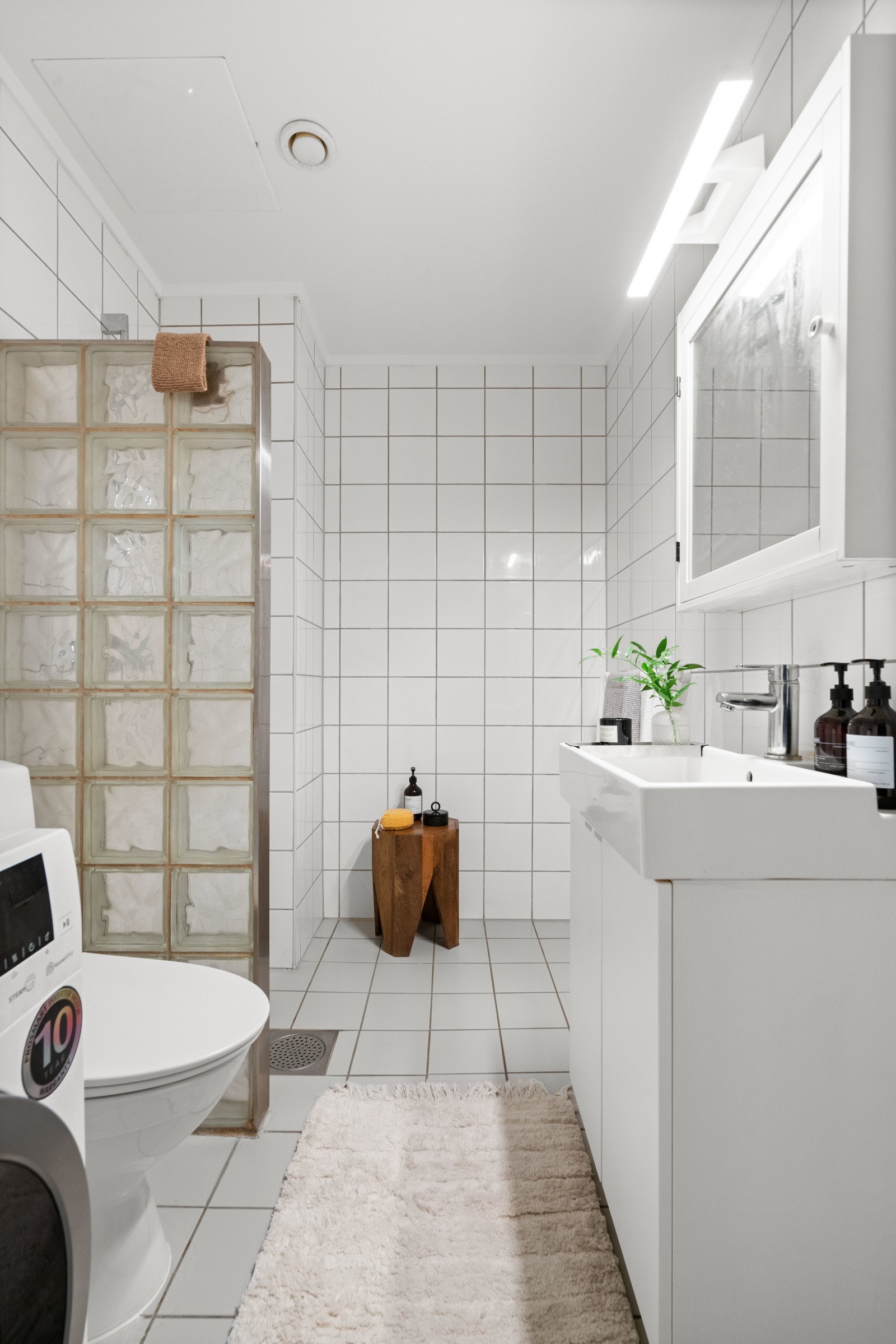 Det er plass til oppbevaring under servant og et praktisk sminkespeil. Galleribilde