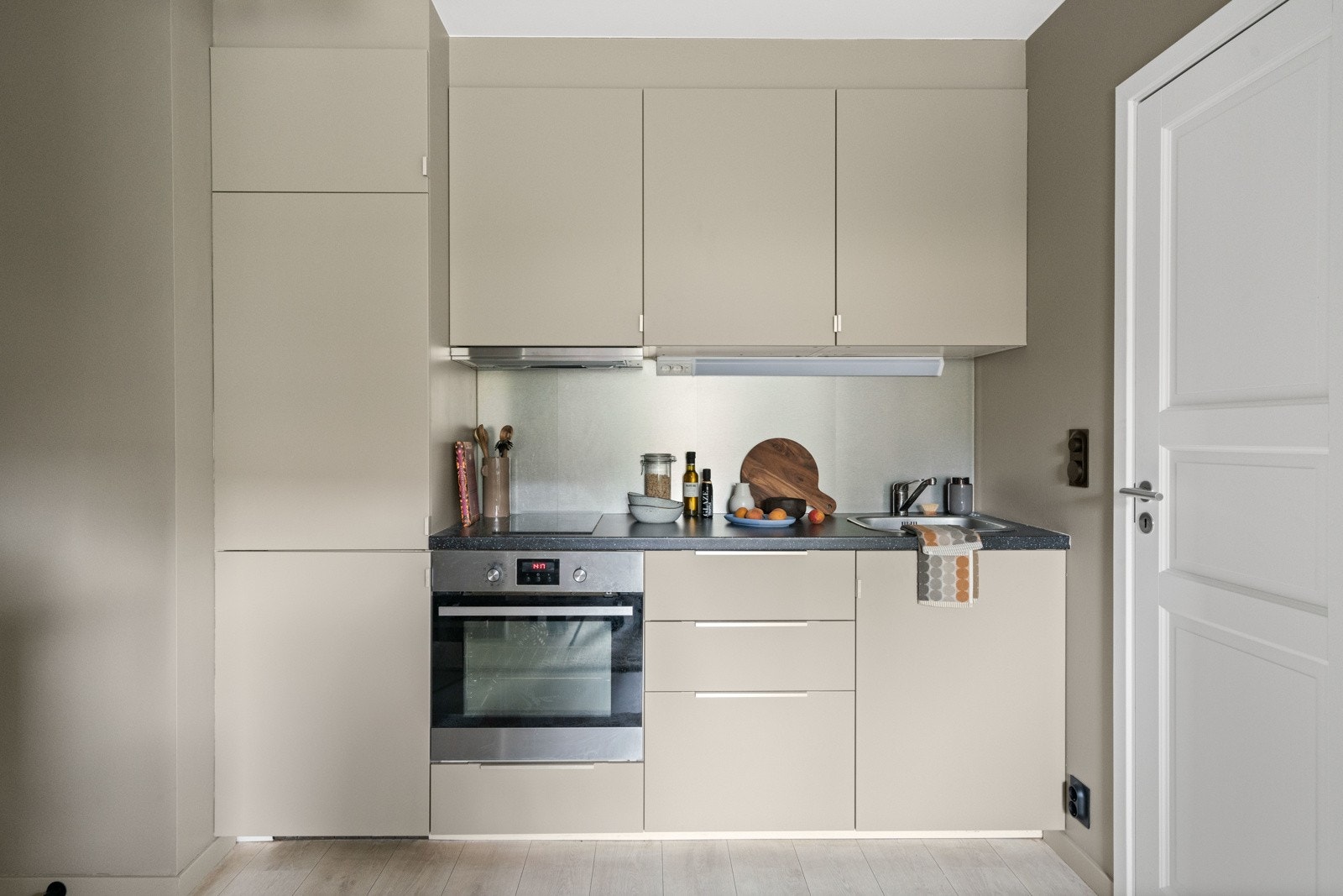 Kjøkkenet har lekre laminerte flater, og det er gode oppbevaringsmuligheter i overskap og skuffer Galleribilde