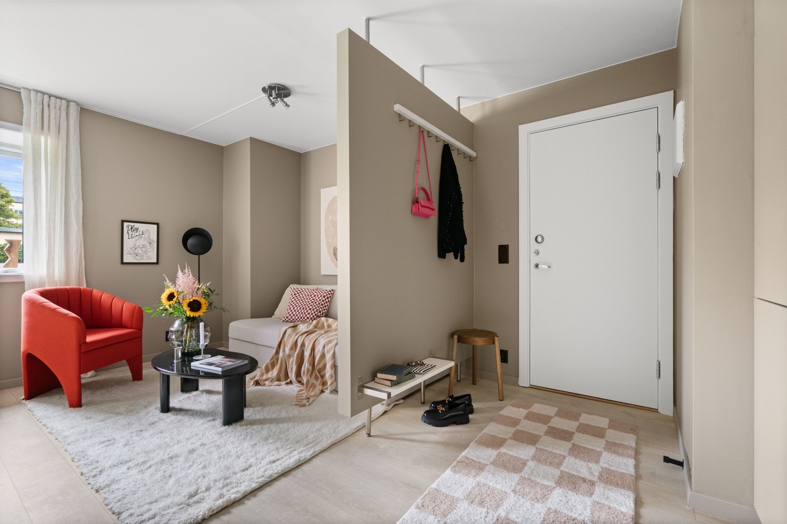 Praktisk skillevegg mellom entréen og stue, her er det mulig å henge fra seg yttertøy og sko. Galleribilde