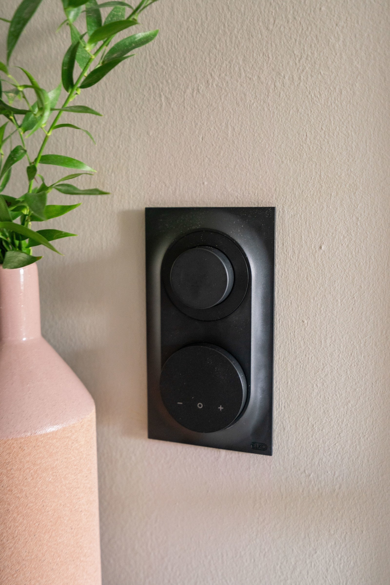 Termostater, brytere og de fleste stikkontakter ble byttet i 2024 med lekkert design. Galleribilde