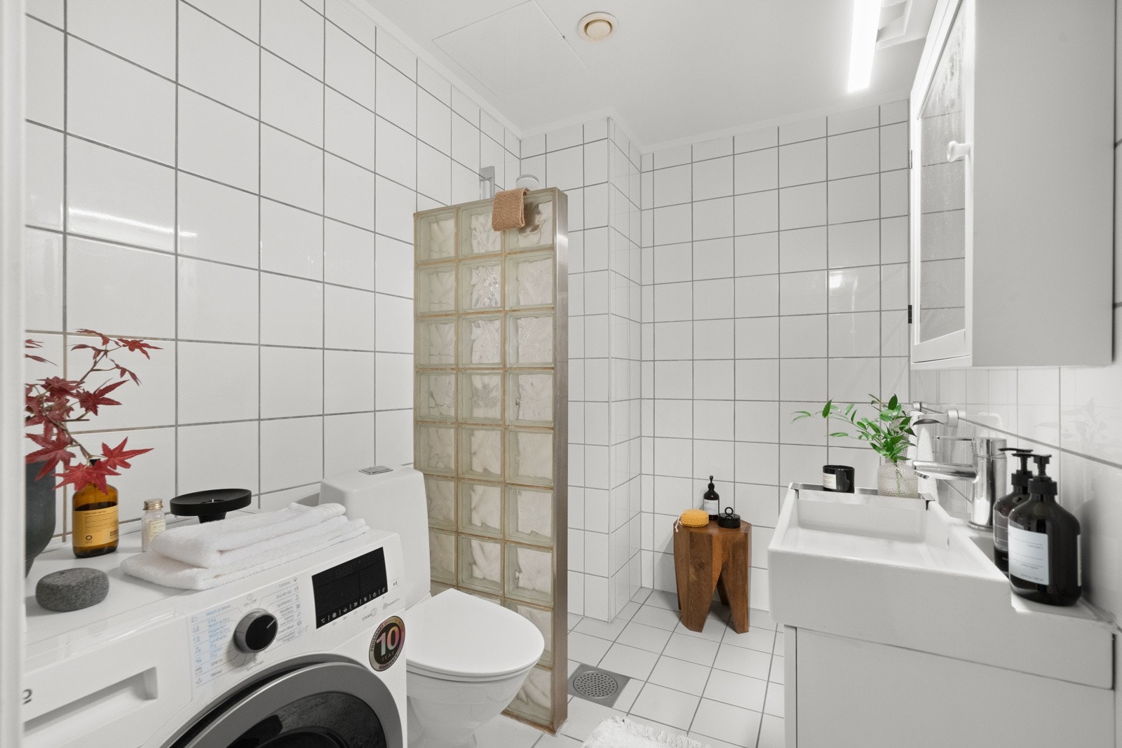 Pent lislagt baderom med romslig størrelse Galleribilde