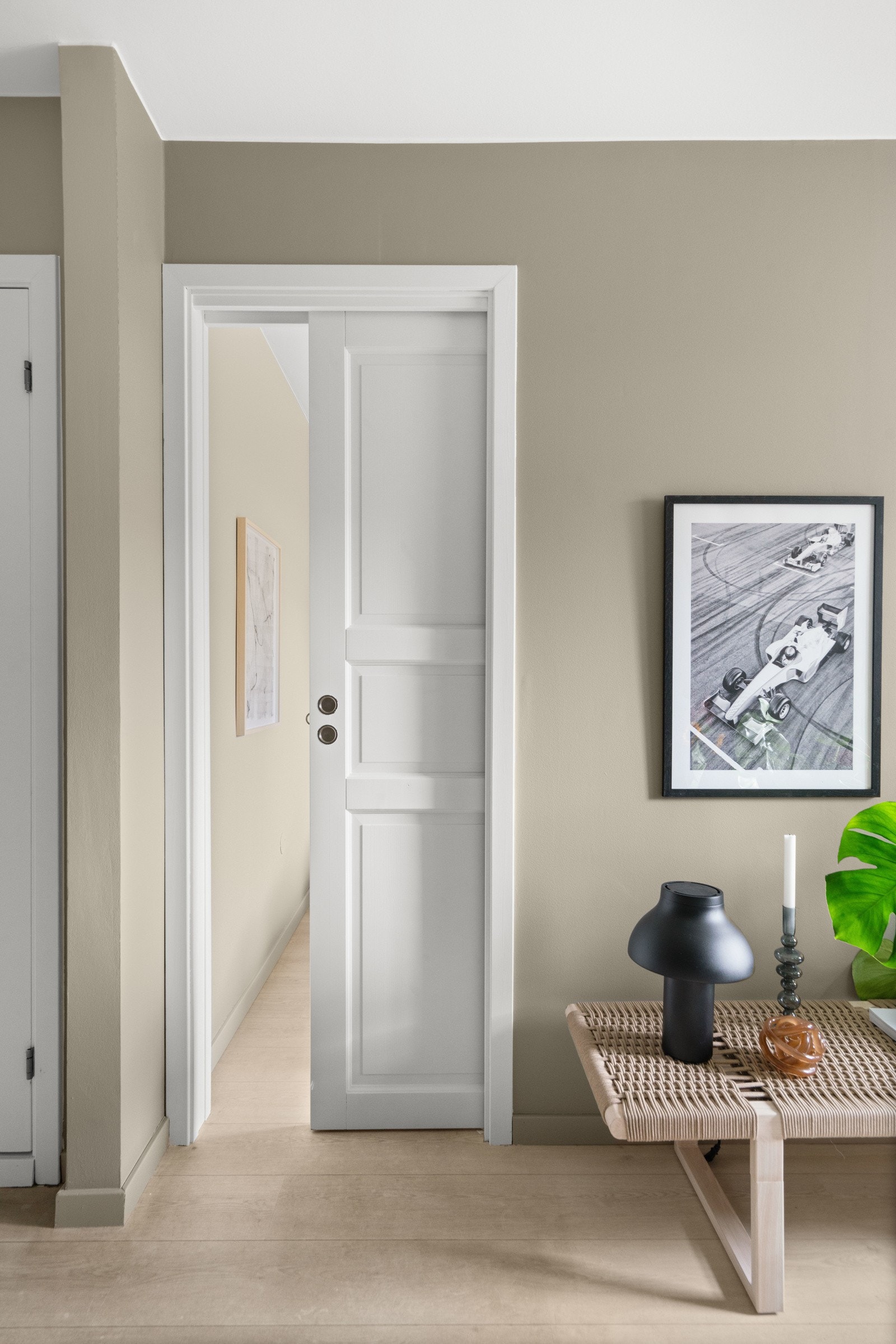 Praktiske skyvedører til soverom, som gjør det enkelt å trekke seg tilbake og nyte roen. Galleribilde