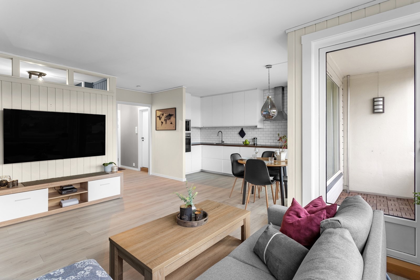Stuen er et naturlig sted å invitere til sosiale sammenkomster med familie og venner. Galleribilde