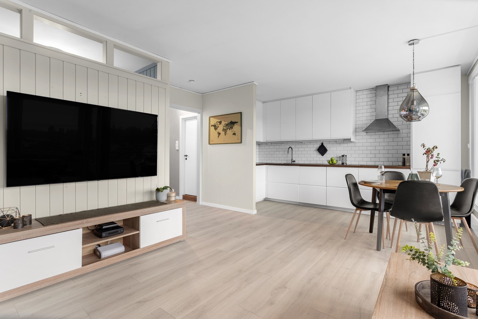 Kjøkkenet ligger i åpen og sosial løsning mot stuen. Galleribilde