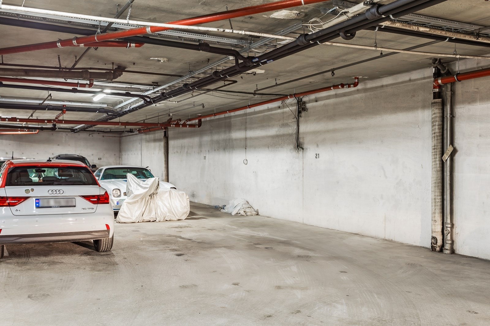 Med leiligheten følger en garasjeplass i underetasjen av bygget. Galleribilde