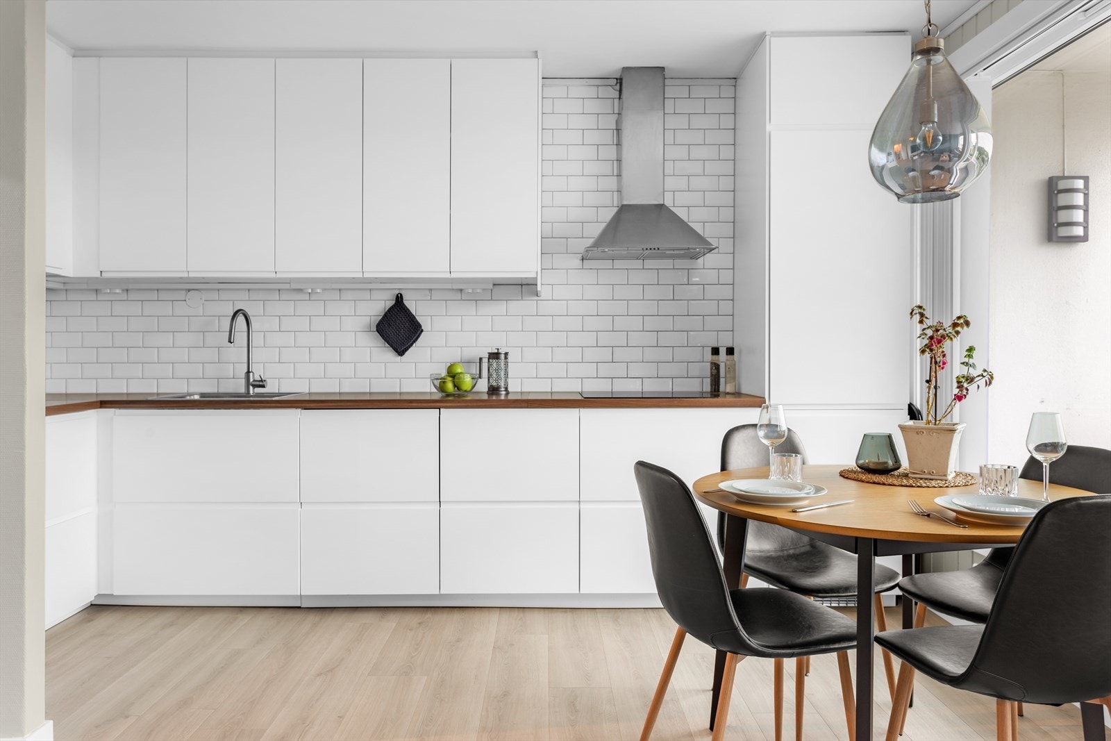 Kjøkkeninnredningen er fra 2016 og er pent utført med hvite, glatte fronter og pen laminat benkeplate med nedfelt kum i rustfritt stål. Galleribilde