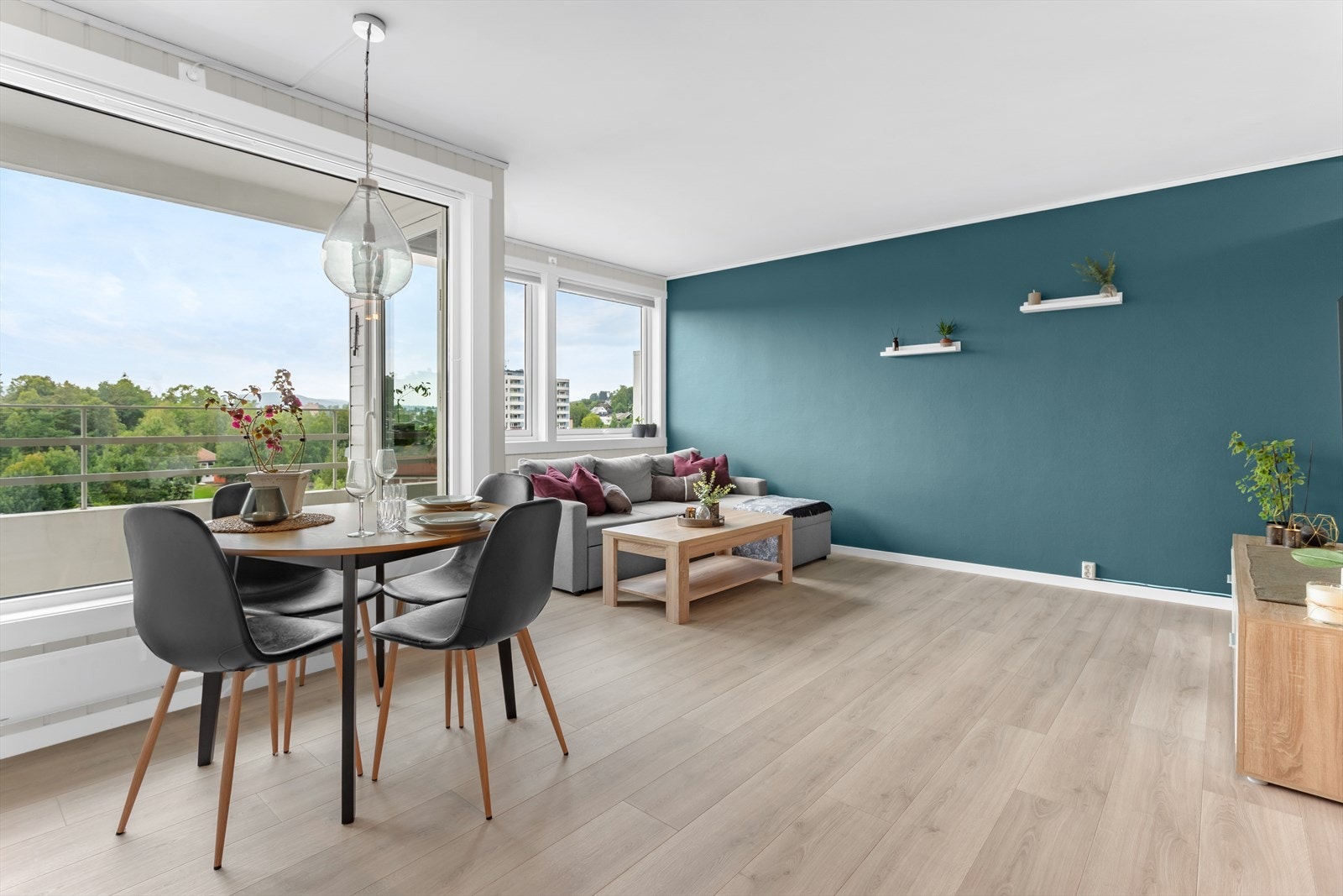 De store vinduene slipper inn rikelig med naturlig lys og gir et fint utsyn. Galleribilde