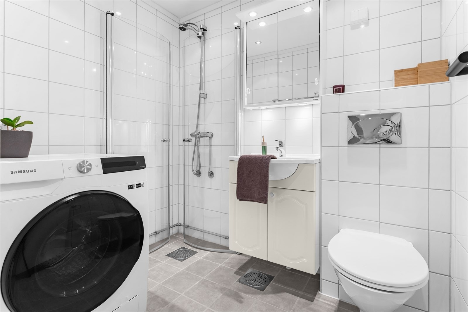 Badet ble oppgradert i 2007 av borettslaget, og har flislagte overflater med behagelig gulvvarme. Galleribilde
