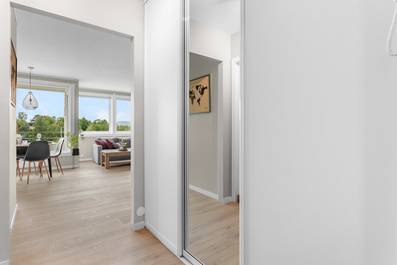 Innenfor døren møtes du av en romslig og pen entré med oppbevaring i skyvedørsgarderobe med speil- og glatte fronter. Galleribilde