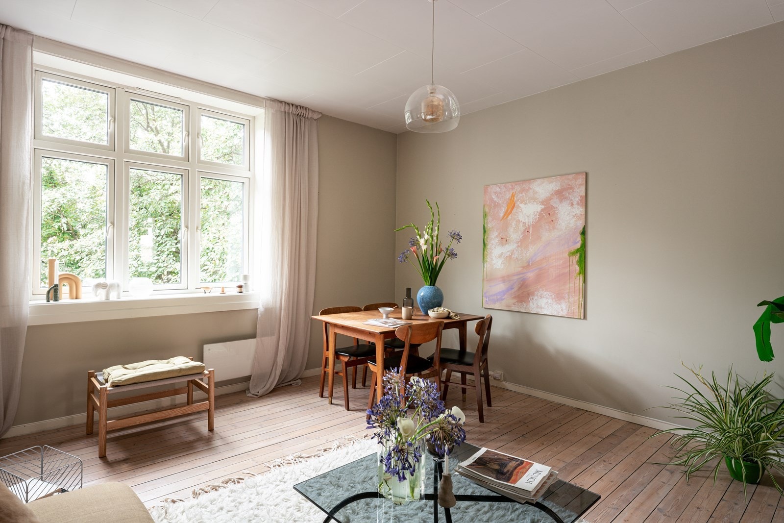 Det er god plass til å invitere venner og familie på en hyggelig middag! Galleribilde