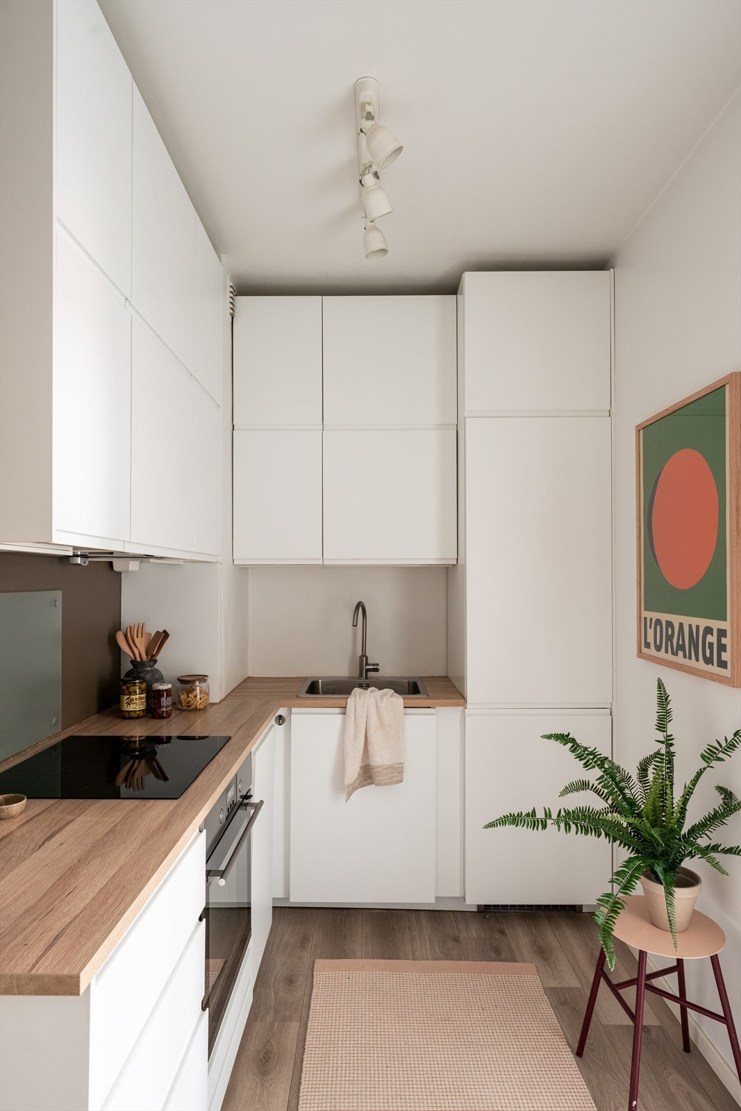 Kjøkkenet er utstyrt med integrert koketopp, stekeovn, oppvaskmaskin og kombinert kjøle/fryseskap. Galleribilde