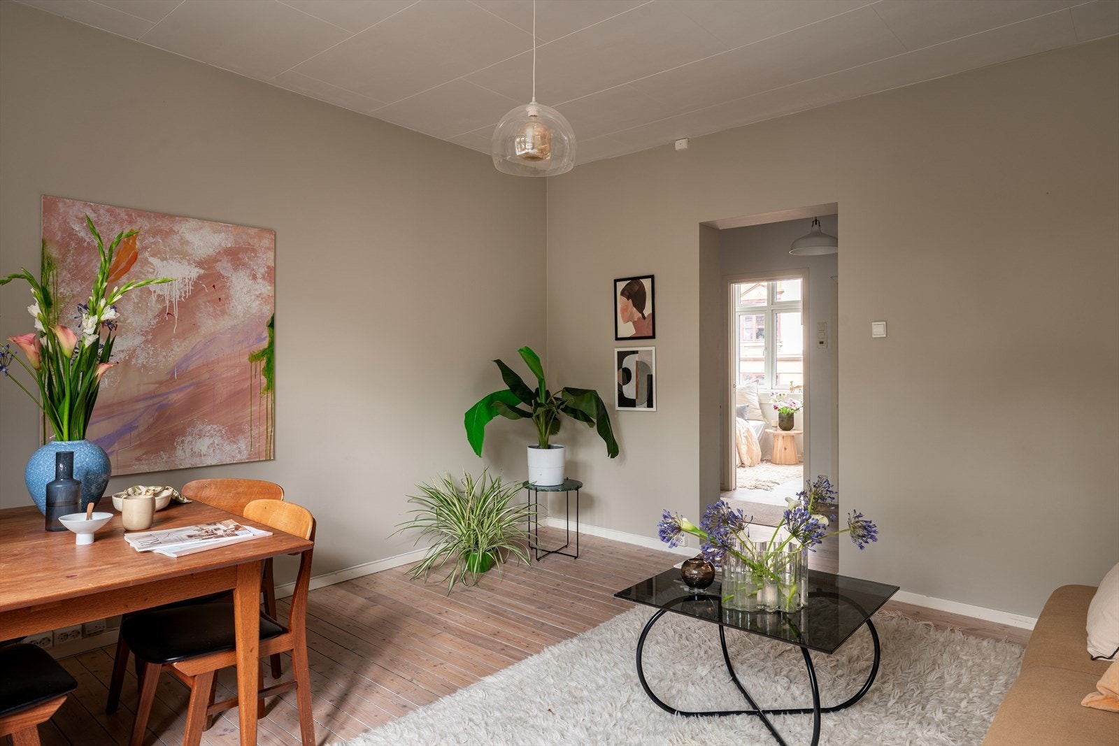 Leiligheten har en gjennomgående og romslig planløsning med gode lysforhold. Galleribilde