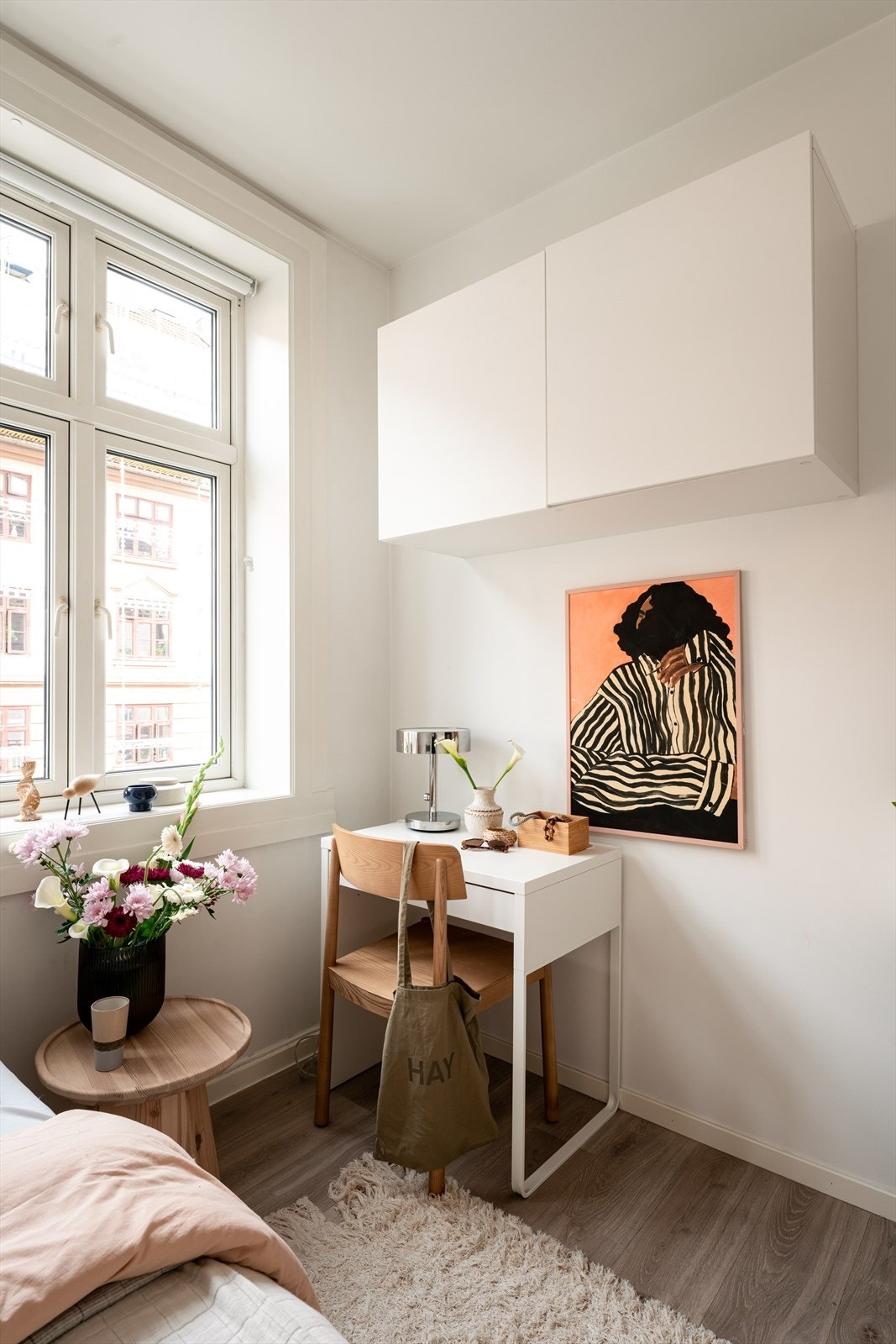 Soverommet er malt i en lys og behagelig farge med pent laminatgulv. Galleribilde