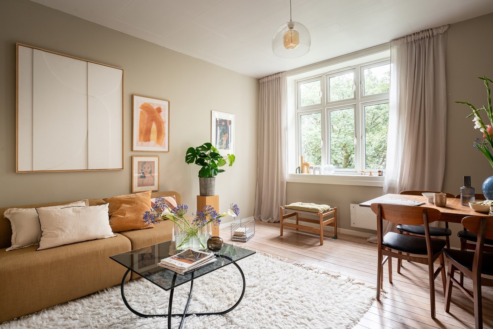 Dette er en nydelig leilighet gjennomført med klassiske preg som store vindusflater, tregulv og god takhøyde. Galleribilde