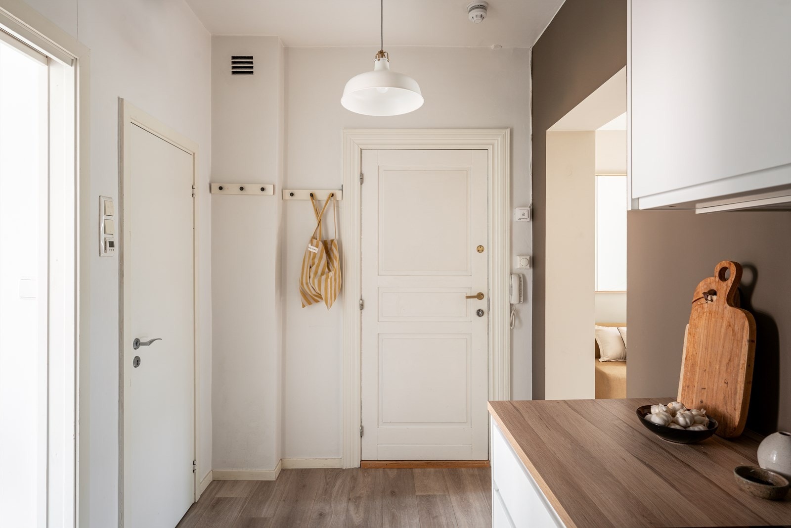 Innbyende entré med plass til å henge og sette fra seg yttertøy. Galleribilde