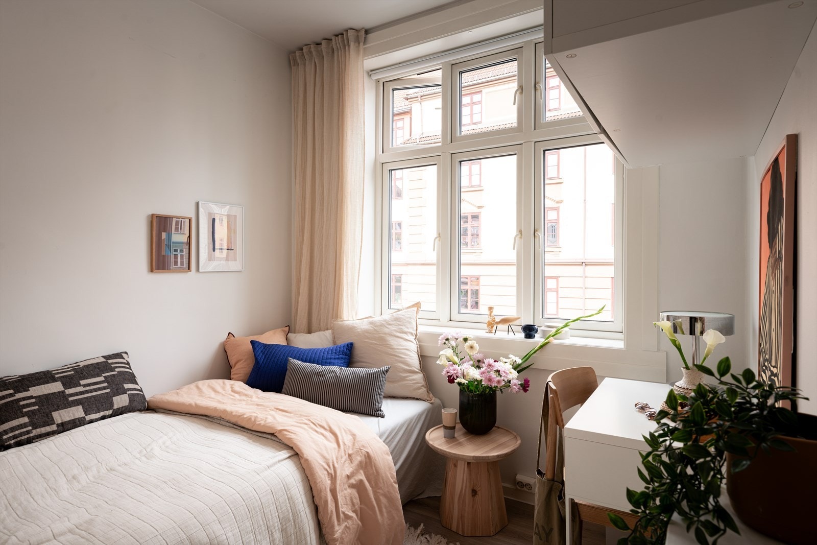 Lunt soverom med god plass til seng og tilhørende møblement. Galleribilde