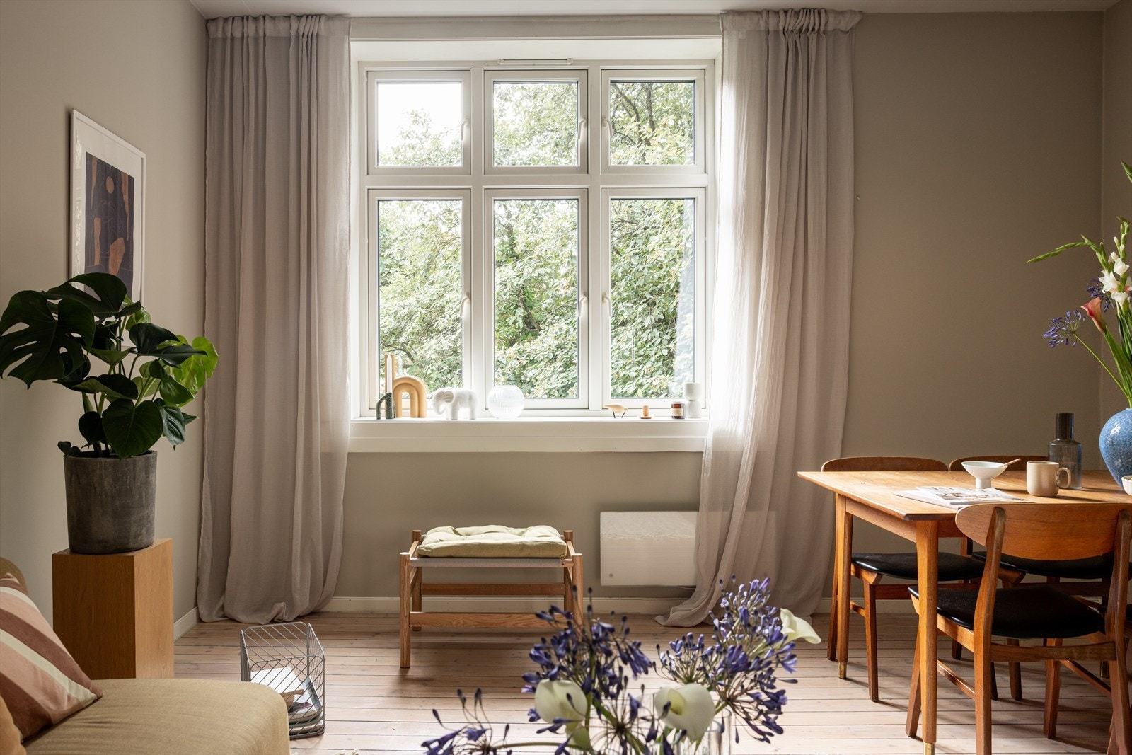 Hele leiligheten er malt i en delikat fargepalett med originalt tregulv, som gir en god atmosfære Galleribilde