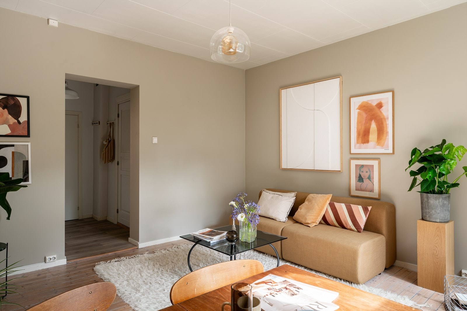 En klassisk og meget pen 2-roms beliggende i en vakker Torshovgård. Galleribilde