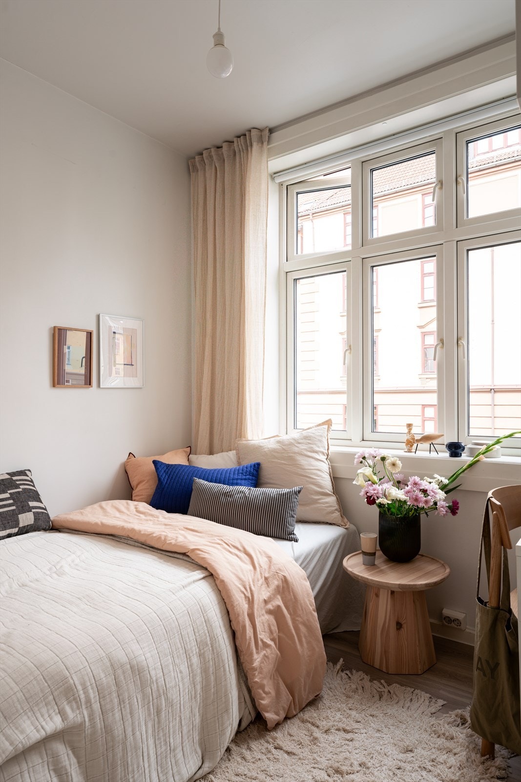 Den gode takhøyden og store vindusflater er med på å gi rommet en luftig atmosfære. Galleribilde