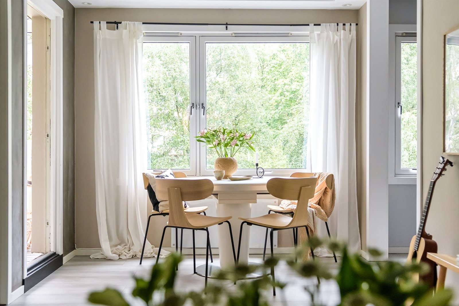 Leiligheten har store og flotte vindusflater som slipper inn godt med lys. Galleribilde
