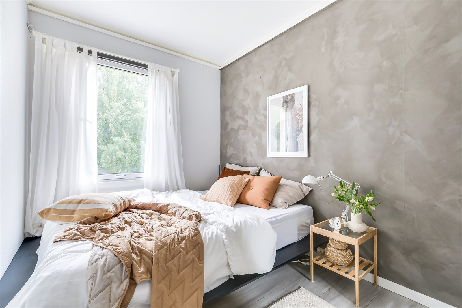 Lyst og luftig soverom med god plass til dobbeltseng og nattbord. Sengen er plassbygget med oppbevaringsmuligheter under. Galleribilde