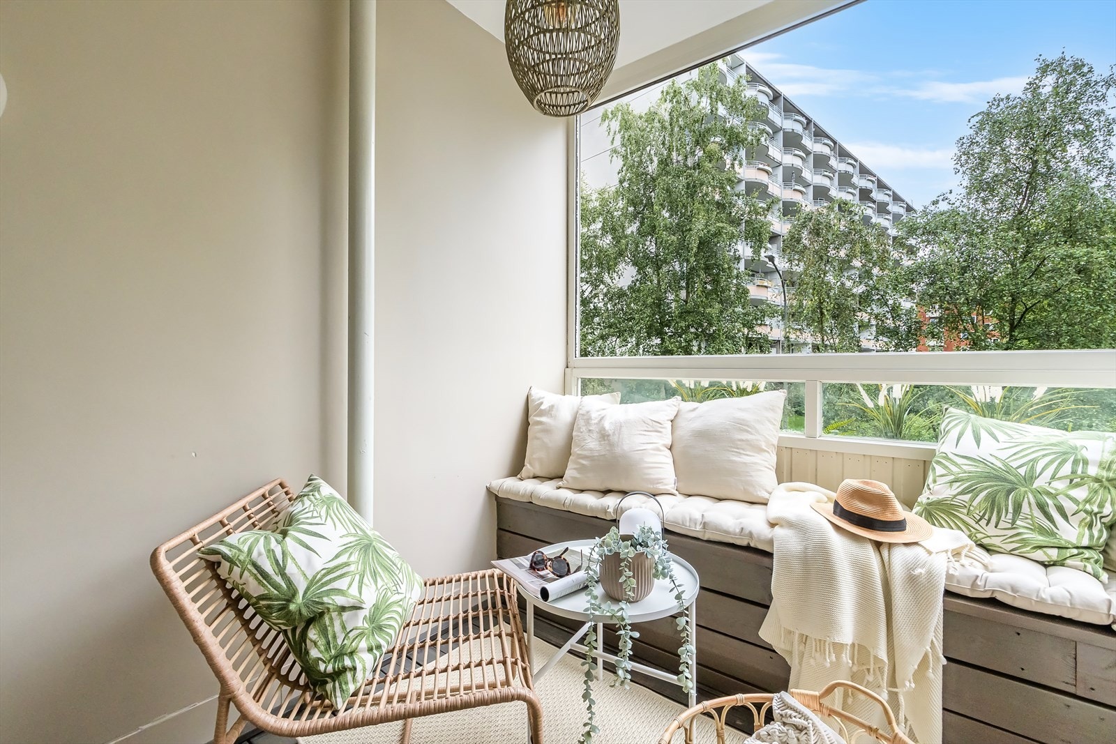 Balkongen vender sydøst og har sol fra ca. 08.00-15.00 på beste sommertid. Galleribilde