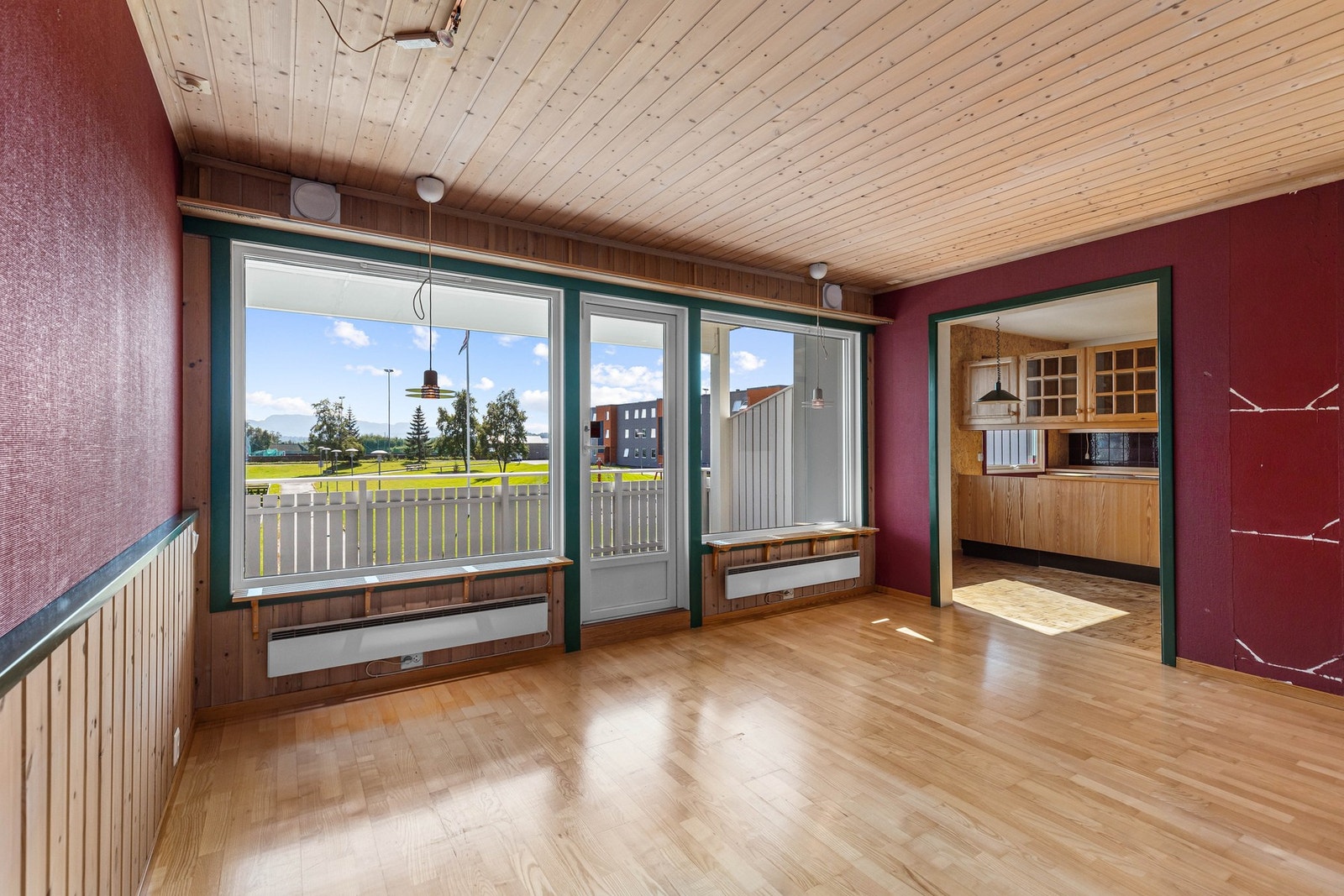 Store vindusflater langs hele den ene veggen bidrar til godt med lysinnslipp i oppholdsrommet. Galleribilde