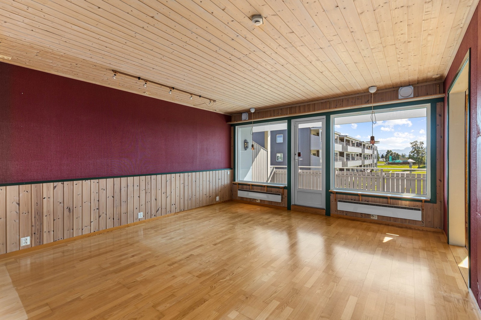 Velkommen til Østre Hallsetvangen 4 B, presentert av EiendomsMegler 1 ved Christian Aa. Galleribilde