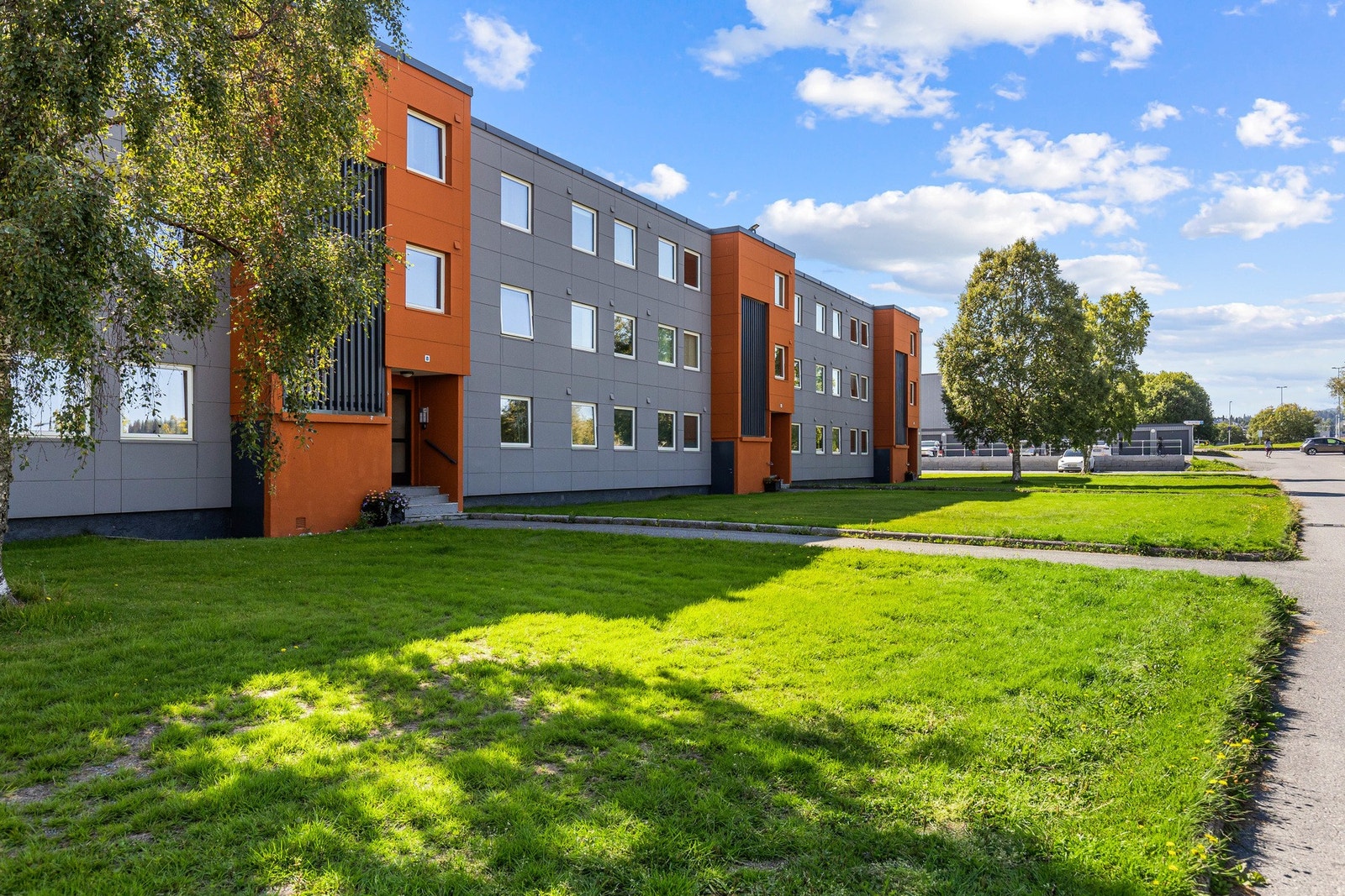 På Hallsetvangen er det godt med plass mellom blokkene og store fellesareal. Galleribilde