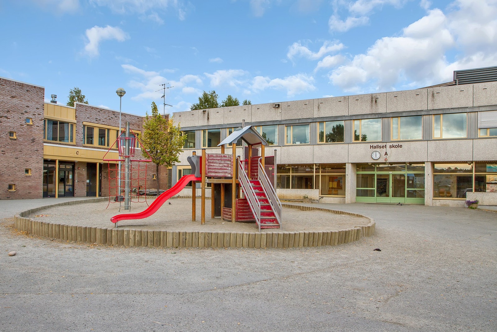 Leiligheten sokner til Hallset barneskole. Det er også flere barnehager i nærområdet. Galleribilde