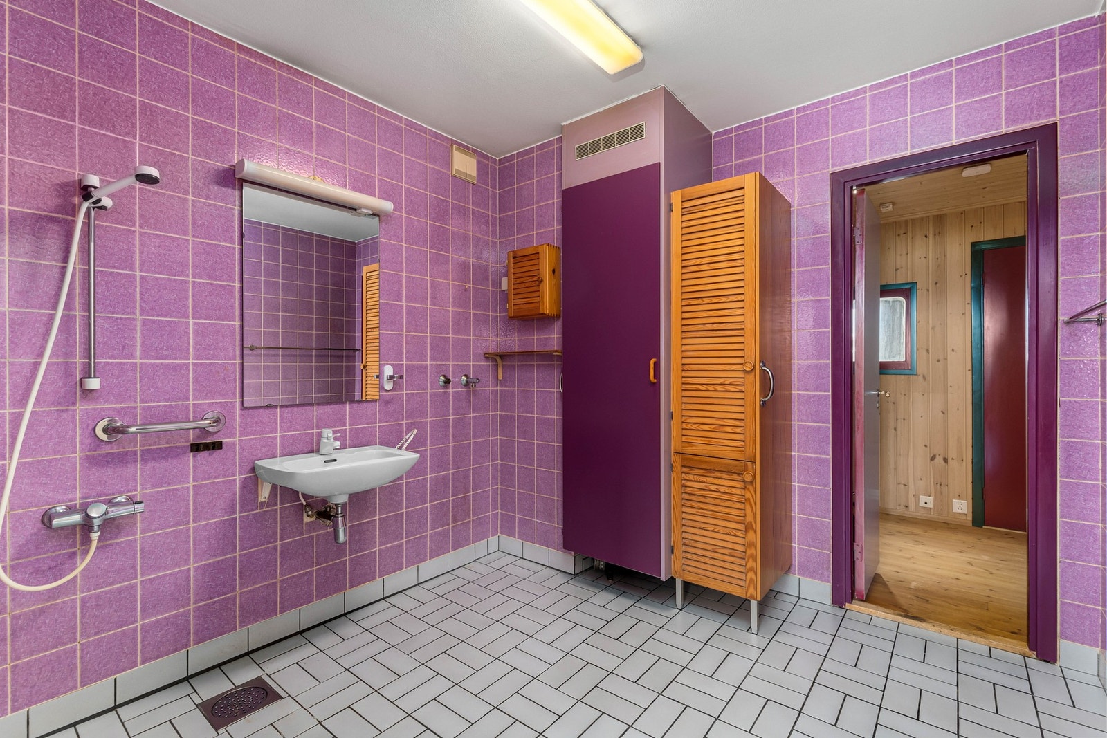 Romslig, flislagt bad. Galleribilde