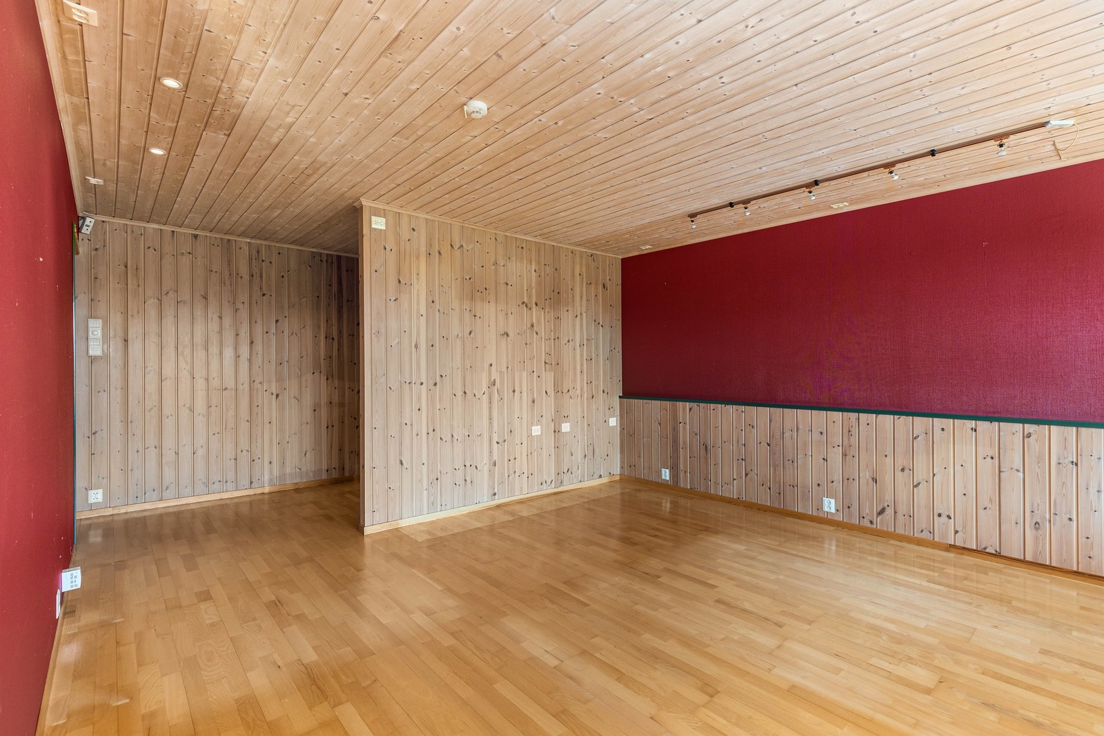 Veggen som adskiller stuen og inngang til soverommet gir en ekstra veggflate. Galleribilde